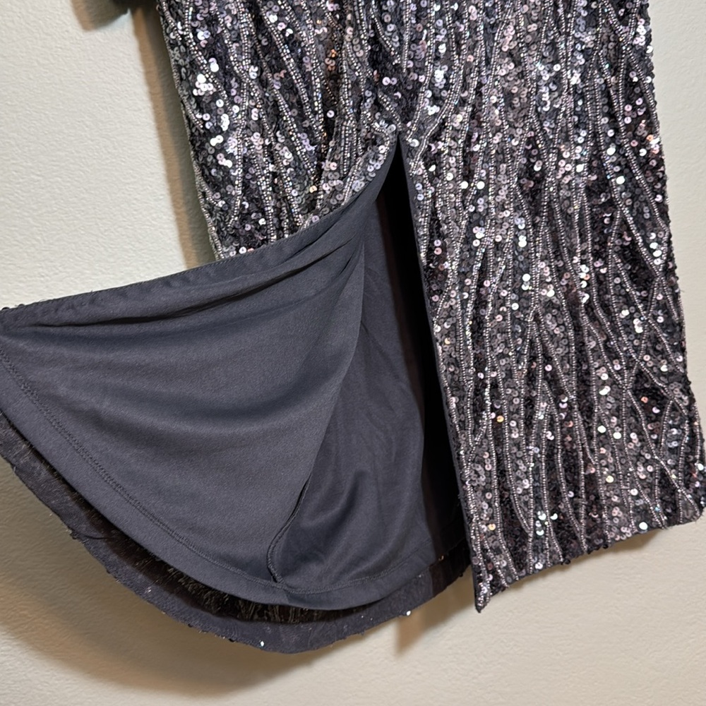 MAC DUGGAL sz 12 silver
Long Sleeve V Neck Beaded Cocktail Dress - Picture 13 of 15